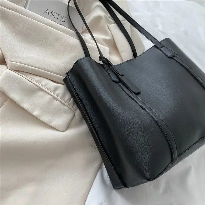 Sac fourre-tout classique en similicuir noir
