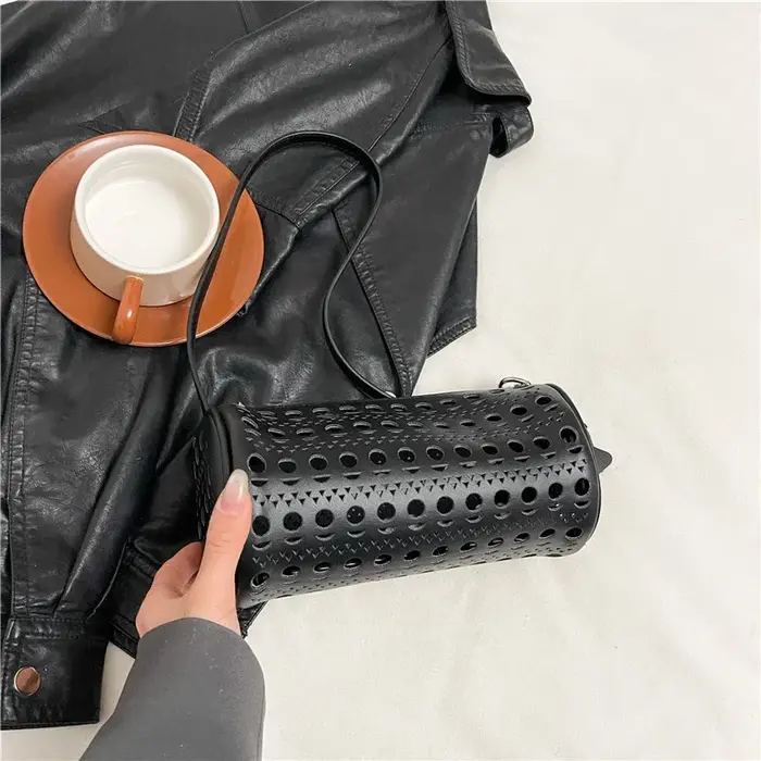 Sac à bandoulière de plage ajouré pour femmes, petit sac rond en cuir Pu noir, sac à bandoulière sou