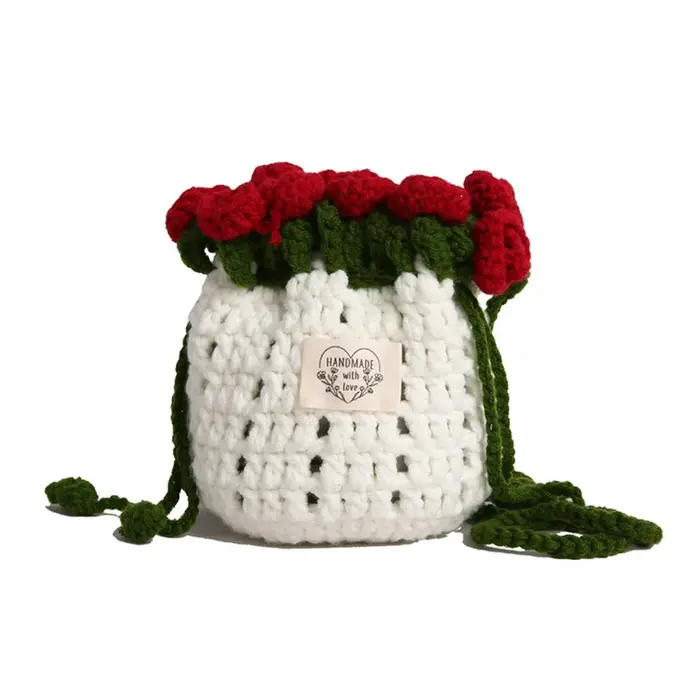 Sac seau de plage en coton tressé avec bouquet de roses bohèmes