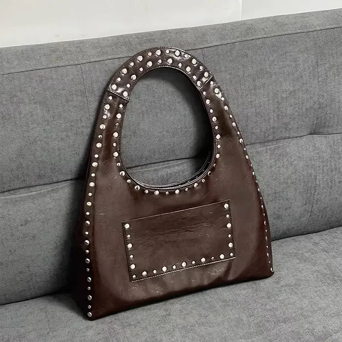 Mode coréenne Rivet sac léger marque de luxe Niche personnalité rétro Cool polyvalent épaule bandoulière sous les bras noir sac de banlieue