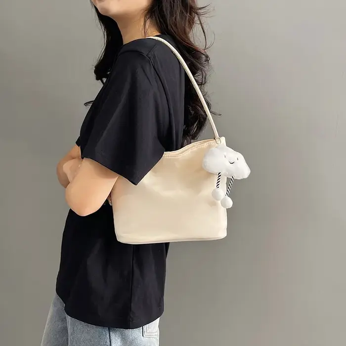 Sac à main design de niche coréenne-sac seau en nylon pour les aisselles-sac cadeau-sac cadeau d'anniversaire-sac pour femme avec lettres