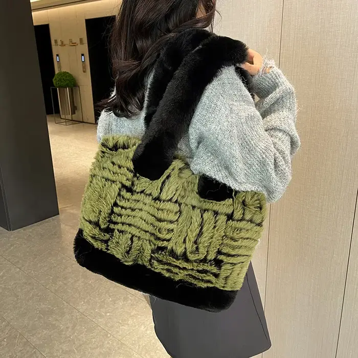 2025 hiver Sac fourre-tout en peluche concepteur fausse fourrure tissé Sac à main Simple sac de trajet grande capacité moelleux Sac à bandoulière marque Sac A Mai
