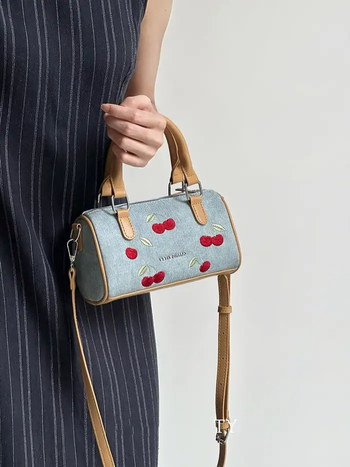 Sac à bandoulière avec motif brodé cerise