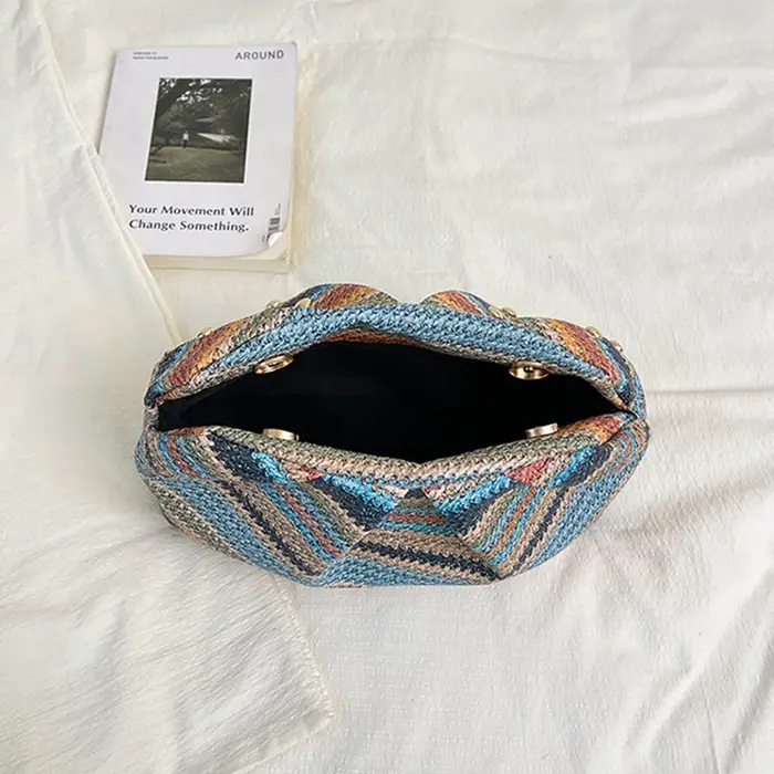 Pochette de soirée en paille tressée à rayures arc-en-ciel