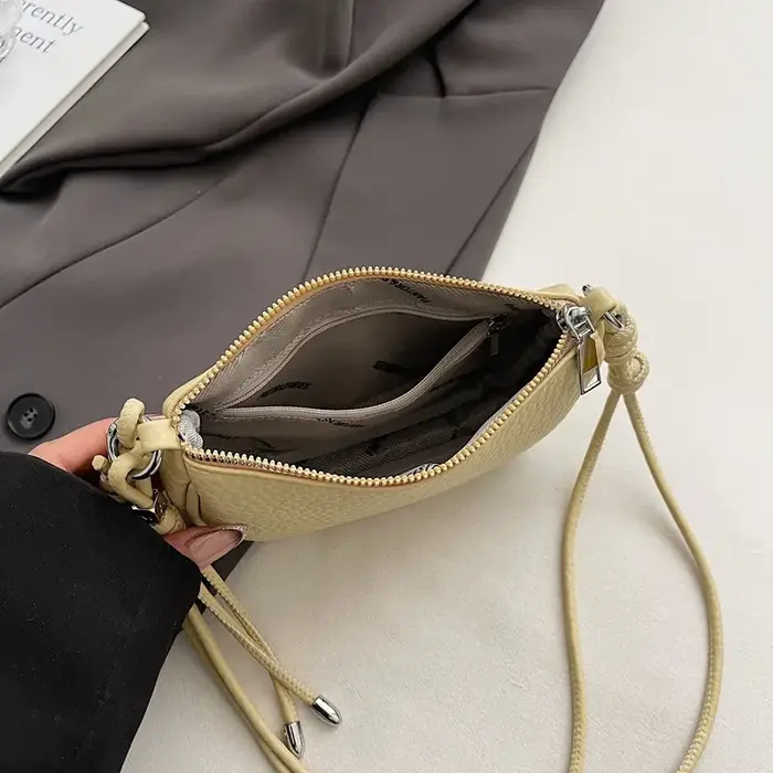 Le sac à bandoulière pour femme est à la mode