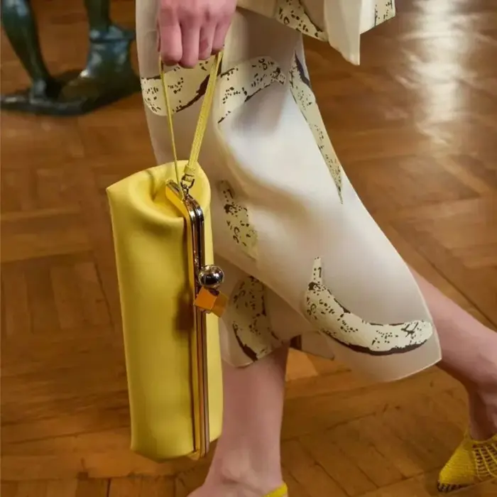 Pochette longue en cuir verni avec bandoulière détachable