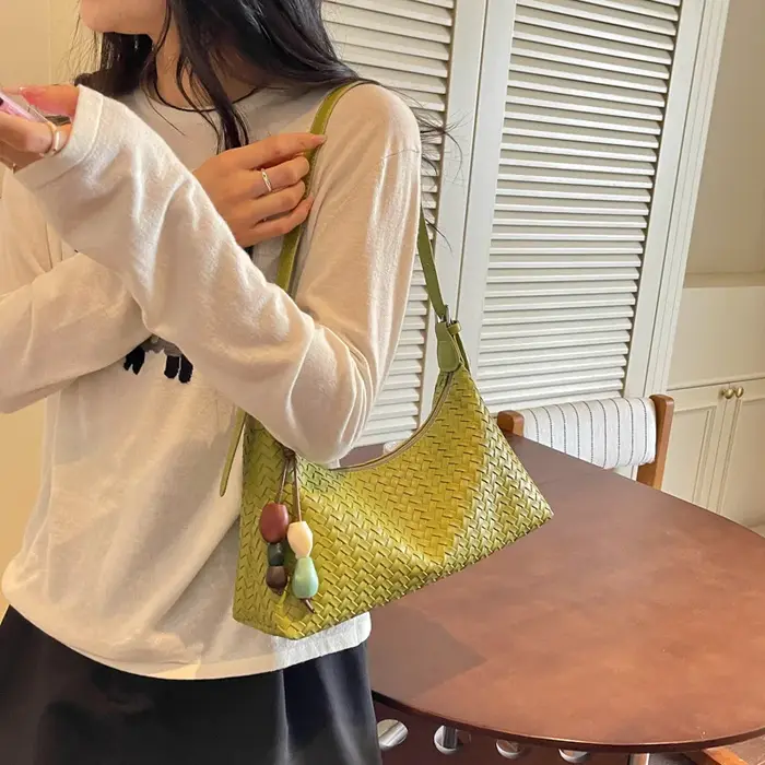 Sac à bandoulière hobo en PU souple à motif tissé