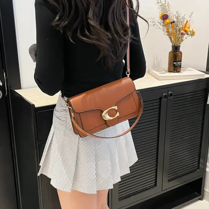 Sac à bandoulière en cuir minimaliste avec rabat logo pour femme