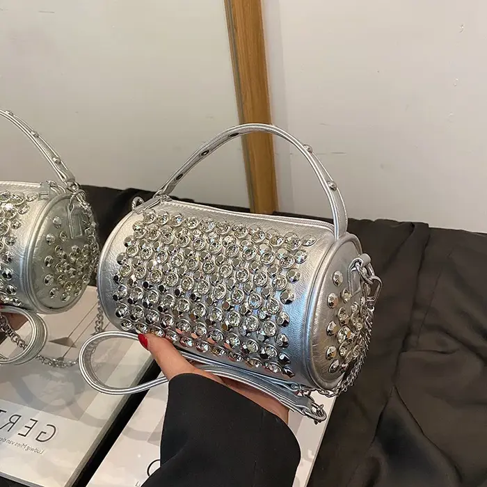 Sac à main cylindrique léger de luxe et de mode avec rivets en métal cloutés en diamant, sac à bando