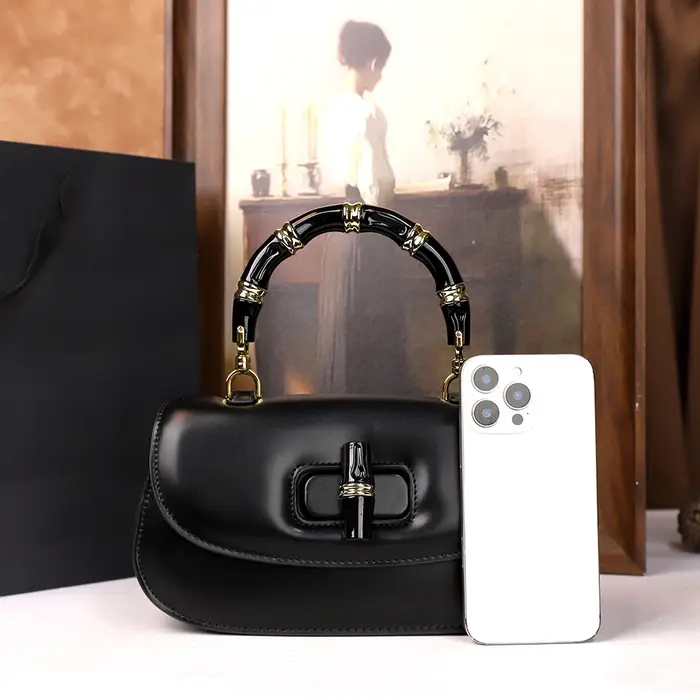 Le nouveau sac de selle à main en bambou 2025 est un petit sac à bandoulière polyvalent et haut de g