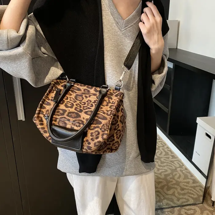 Pochette Vintage en daim léopard