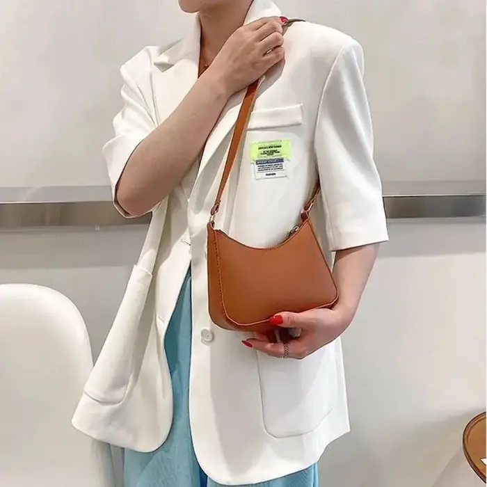 Sac à main tendance et élégant de couleur unie