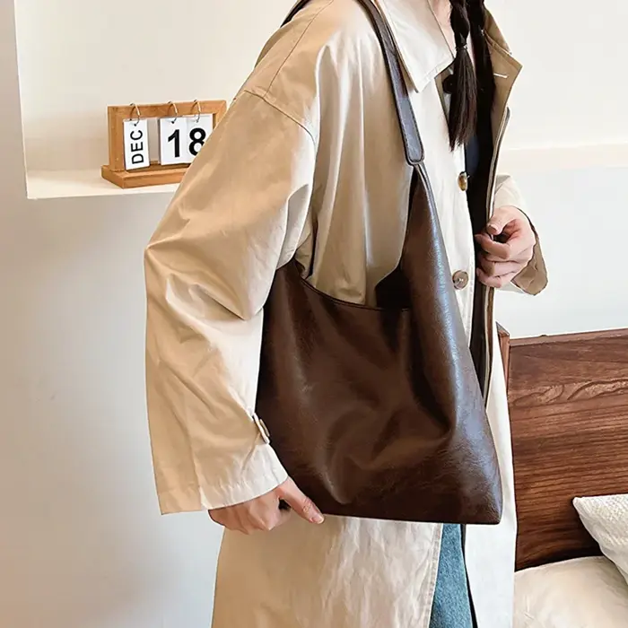 Sac à main marron en cuir souple pour femme
