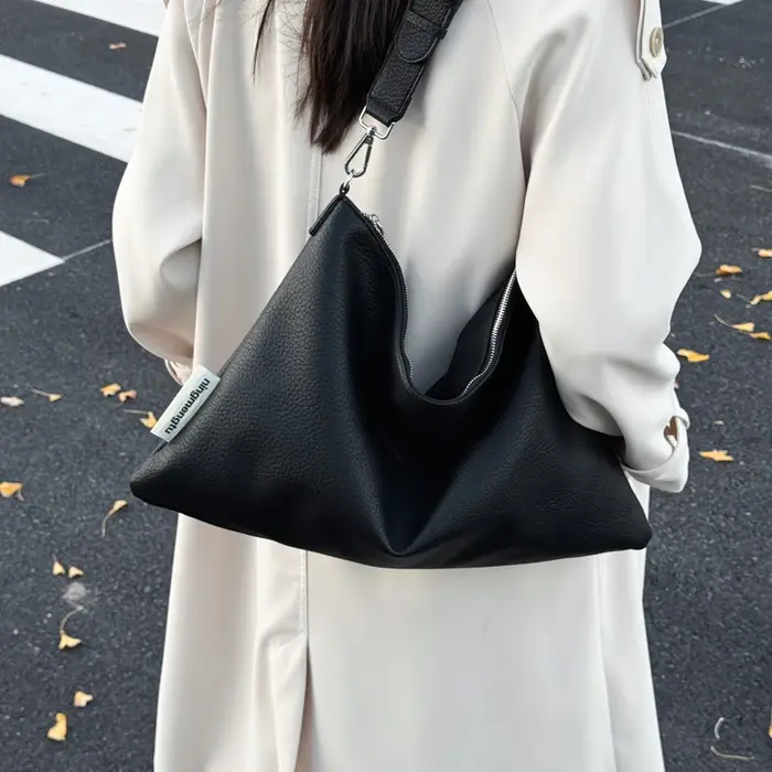 Sac enveloppe noir pour femmes
