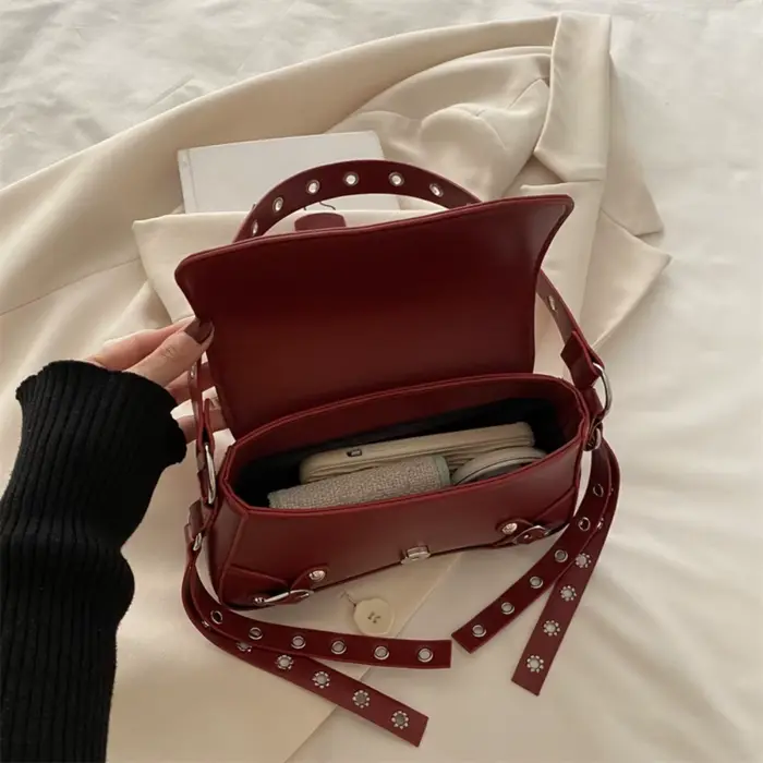 Sac à bandoulière bordeaux tendance pour femmes
