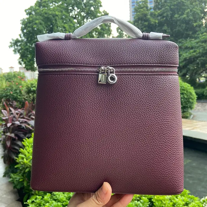 Sac à bandoulière en cuir de vachette pleine fleur avec boucle argentée