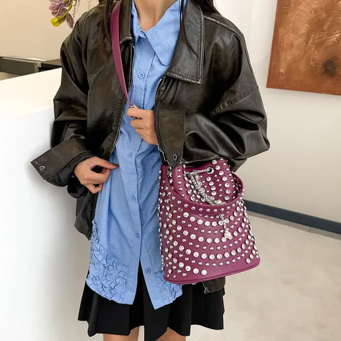 Sac seau clouté LEFTSIDE avec breloque en perles