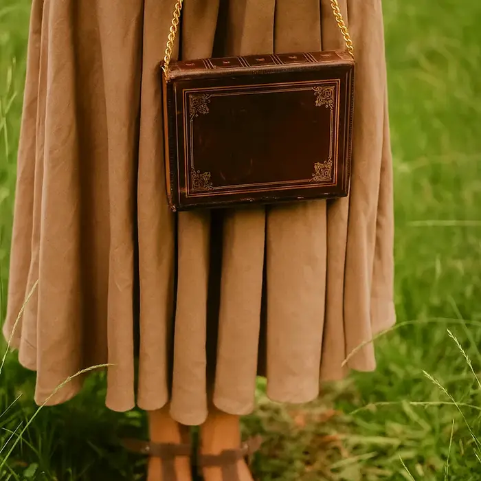 Sac à main aspect livre, vieux livre en cuir marron avec sac à bandoulière design doré