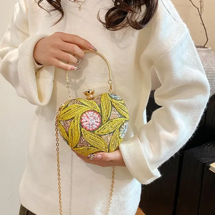 Pochettes de luxe en or pour femmes