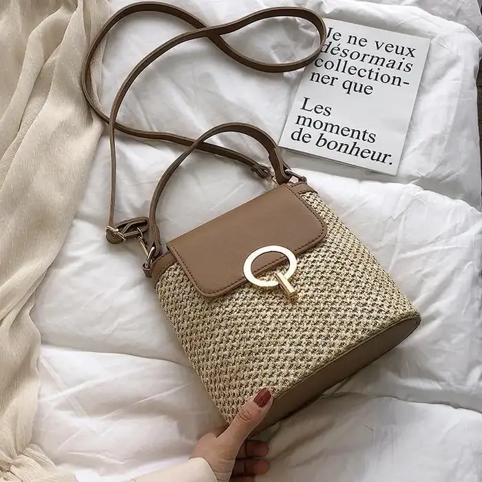 Petits sacs seau en paille pour femmes