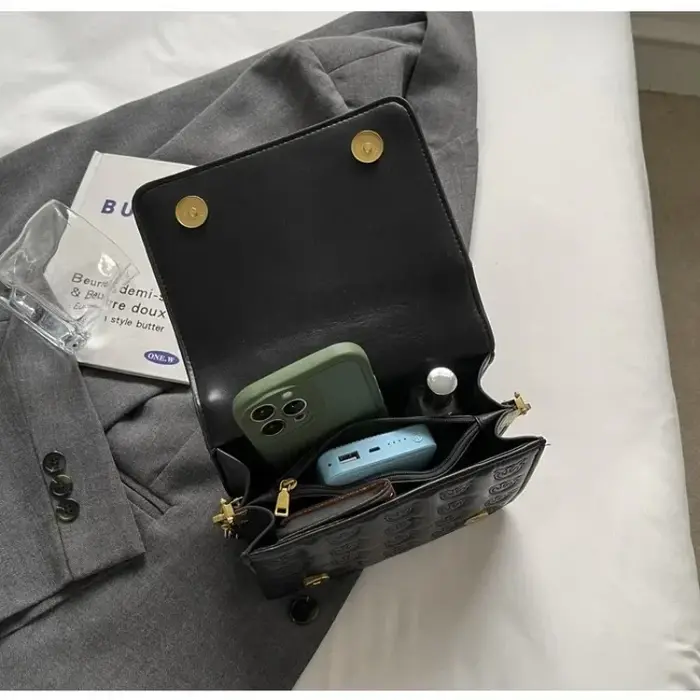 Sac à langer en cuir de créateur haut de gamme : Sac bandoulière élégant pour femme au style minimaliste et grande
