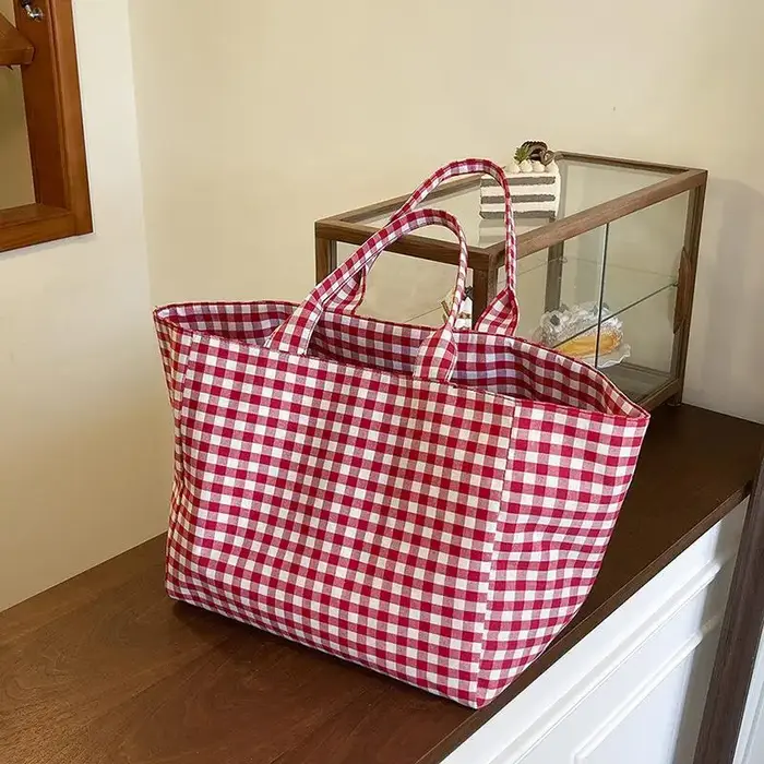 Sac fourre-tout en toile à carreaux avec motif à carreaux noirs et blancs et grand espace de rangeme