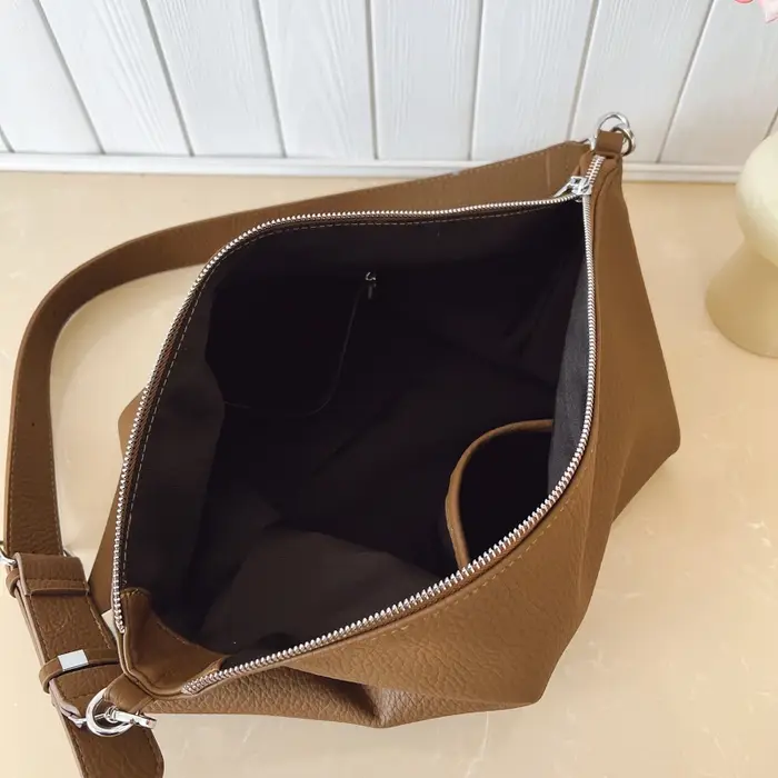 Sac enveloppe noir pour femmes