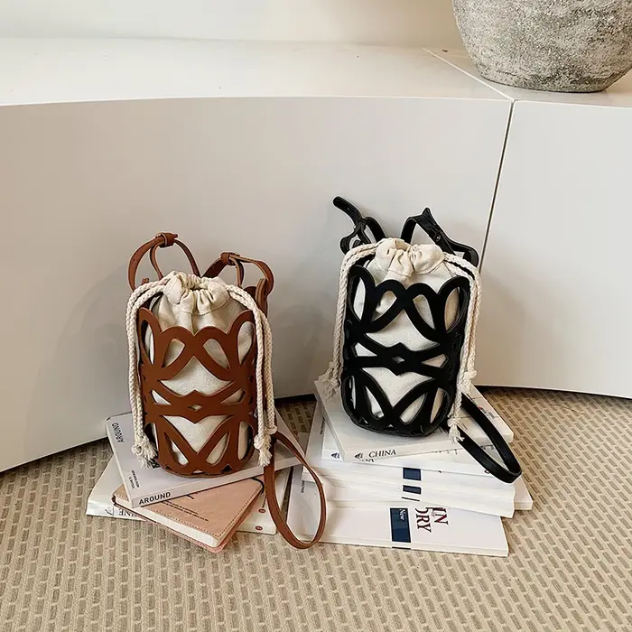 Sac bandoulière mini seau ajouré en PU uni avec cordon de serrage et sangle réglable