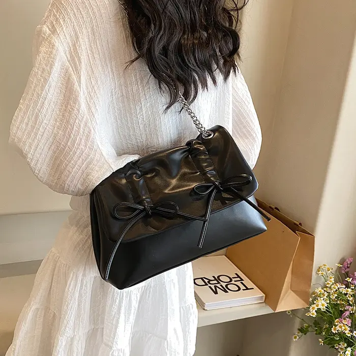 Sac à bandoulière tendance en cuir PU avec chaîne
