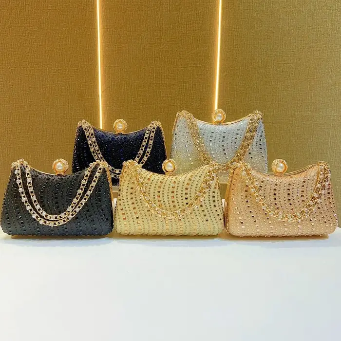 Pochette de soirée de luxe en strass dorés avec fermoir perlé et chaîne