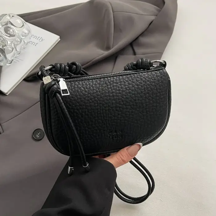 Le sac à bandoulière pour femme est à la mode