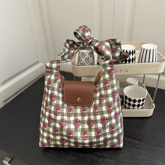Sac fourre-tout à poignées nœud papillon et motif rayé