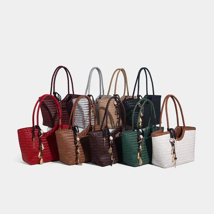 Sac fourre-tout tissé marron avec breloques