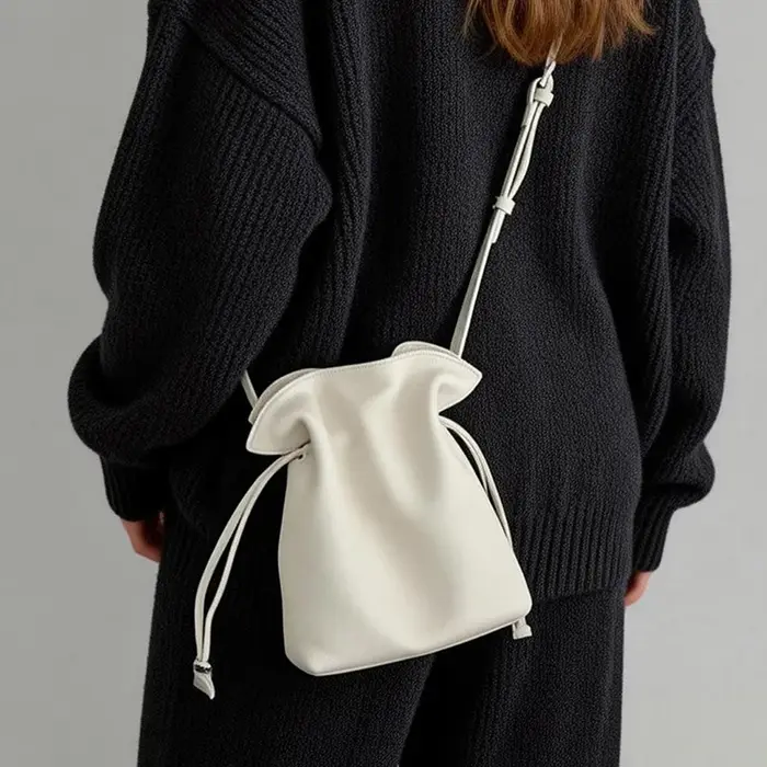 Sac nuage de marque en cuir souple avec fermeture à cordon