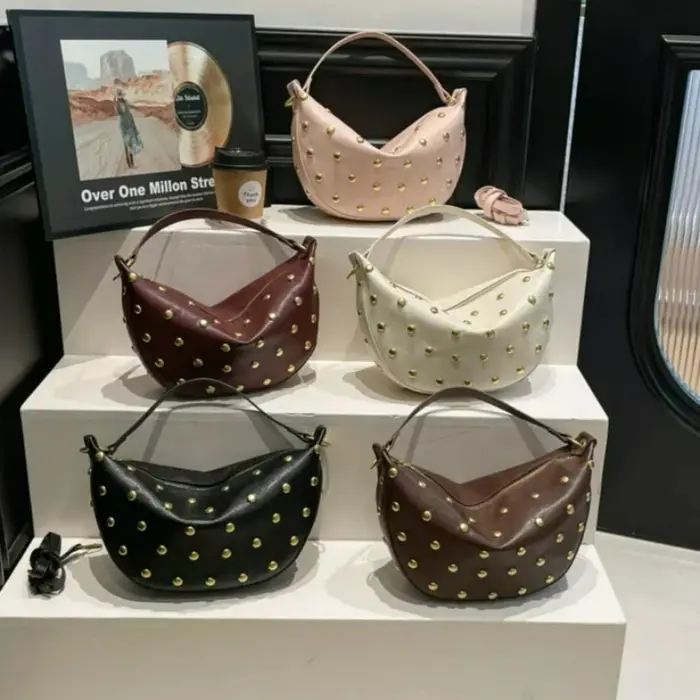 Sac à main à rivets de style punk, sac à bandoulière polyvalent en cuir PU de haute qualité pour femme, idéal pour les sorties quotidiennes.