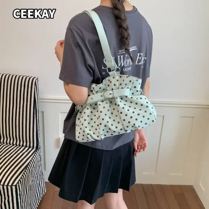 Sac à main CEEKAY couleur pastel froncé avec boucle métallique