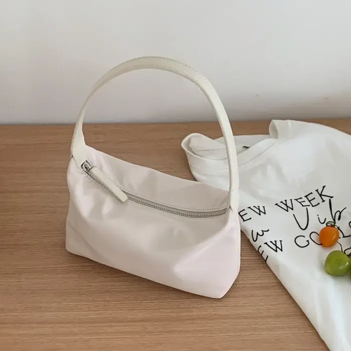 Sac à main baguette minimaliste en nylon