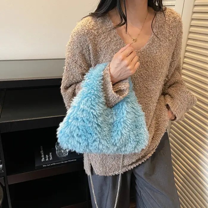 Sac à main violet de styliste en fausse fourrure