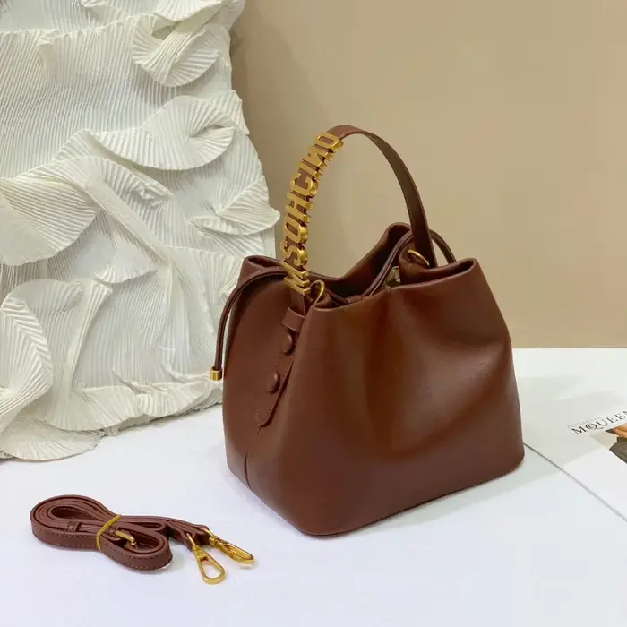 Sac à langer avec logo de créateur : Sac bandoulière élégant en cuir pour femme au style minimaliste