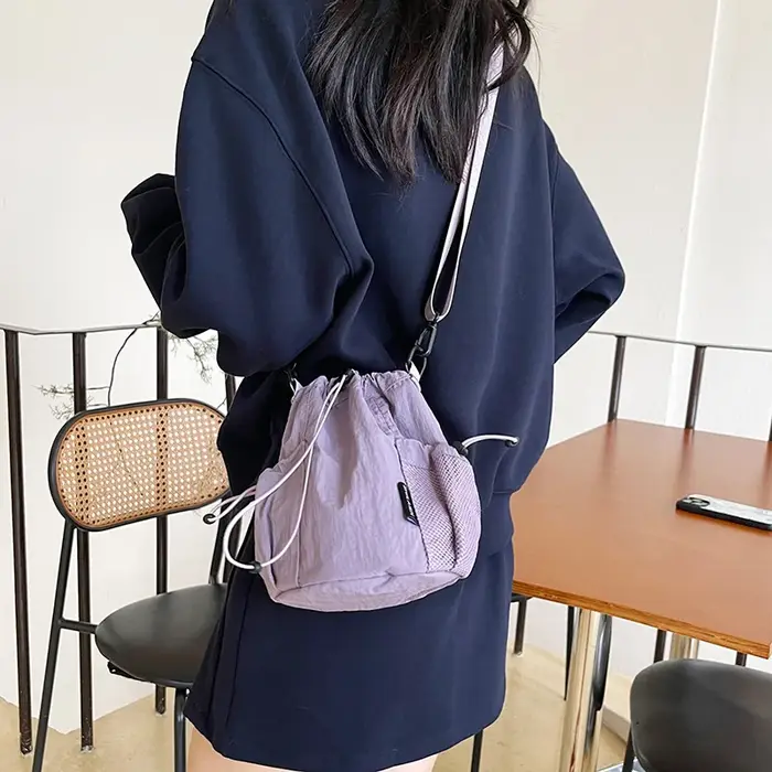 Sac seau coréen uni en nylon froissé avec cordon de serrage