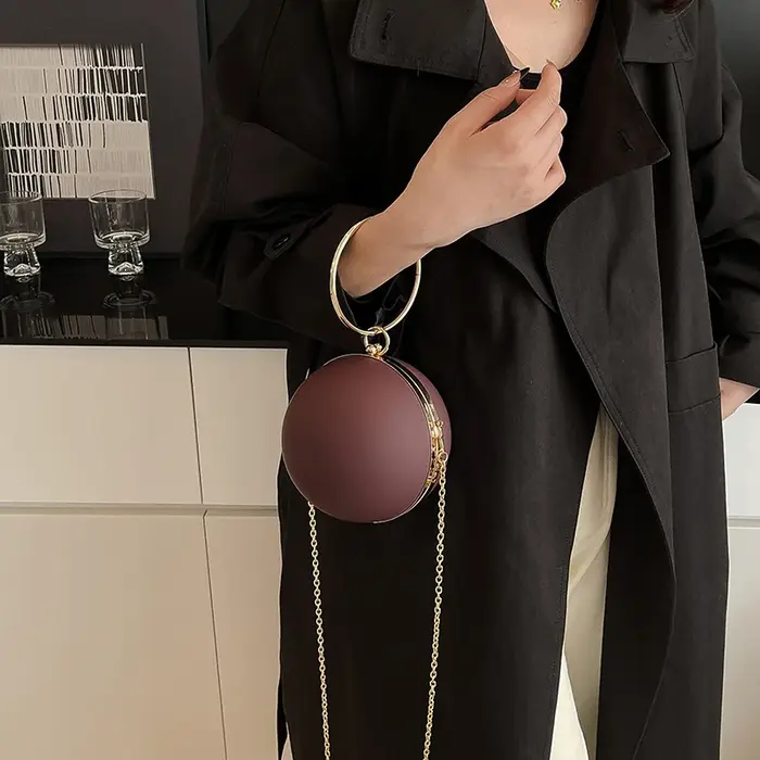 Sac à main avec poignée en anneau en métal