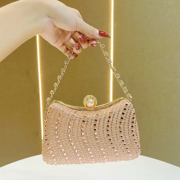 Pochette de soirée de luxe en strass dorés avec fermoir perlé et chaîne