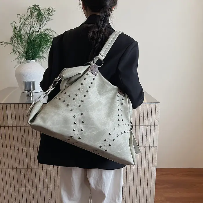 Y2K tendance grande capacité sac fourre-tout pour femmes 2025 automne/hiver trajet sac à bandoulière Vintage en cuir Pu sac à main Rivet Moto sacs