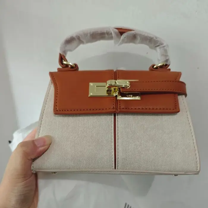 2025 Sac pour femme en cuir trapézoïdal Sac à main de niche de mode polyvalent Sacs à poignée supérieure на сумки