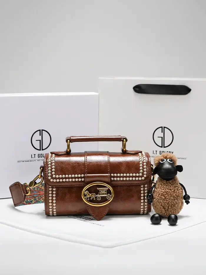 Sac carré vintage et luxueux à porter à la main avec rivets délicats et décorations métalliques de haute qualité