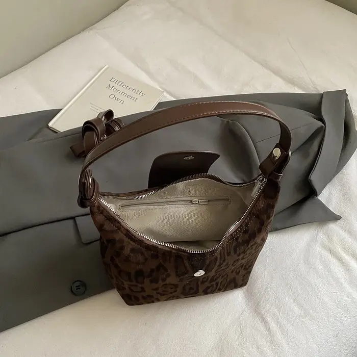 Sac à main vintage en daim