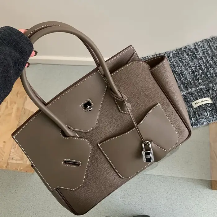 Sac à main femme 2025 tendance, en cuir, style urbain simple, avec empiècements color block platine 