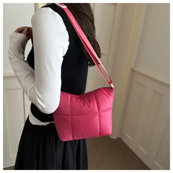 Sac à main pour femme, nouveau sac d'automne et d'hiver, sac à bandoulière simple, léger, décontracté, à la mode, avec broderie.
