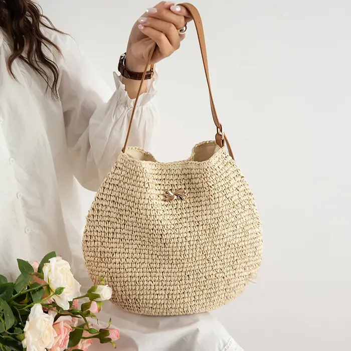 Sac à bandoulière en paille de raphia tressé