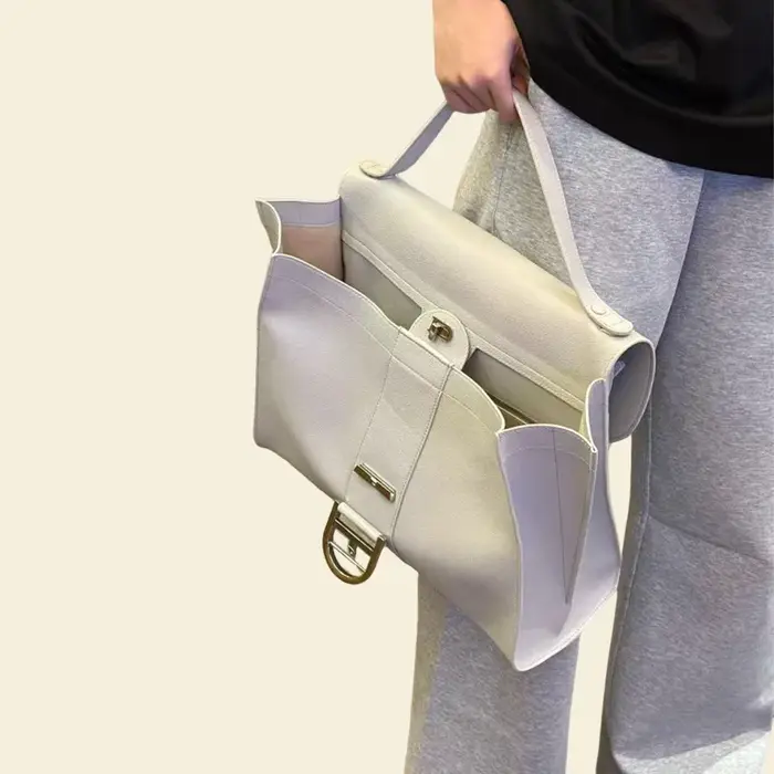 Sac à main en cuir brillant taille L